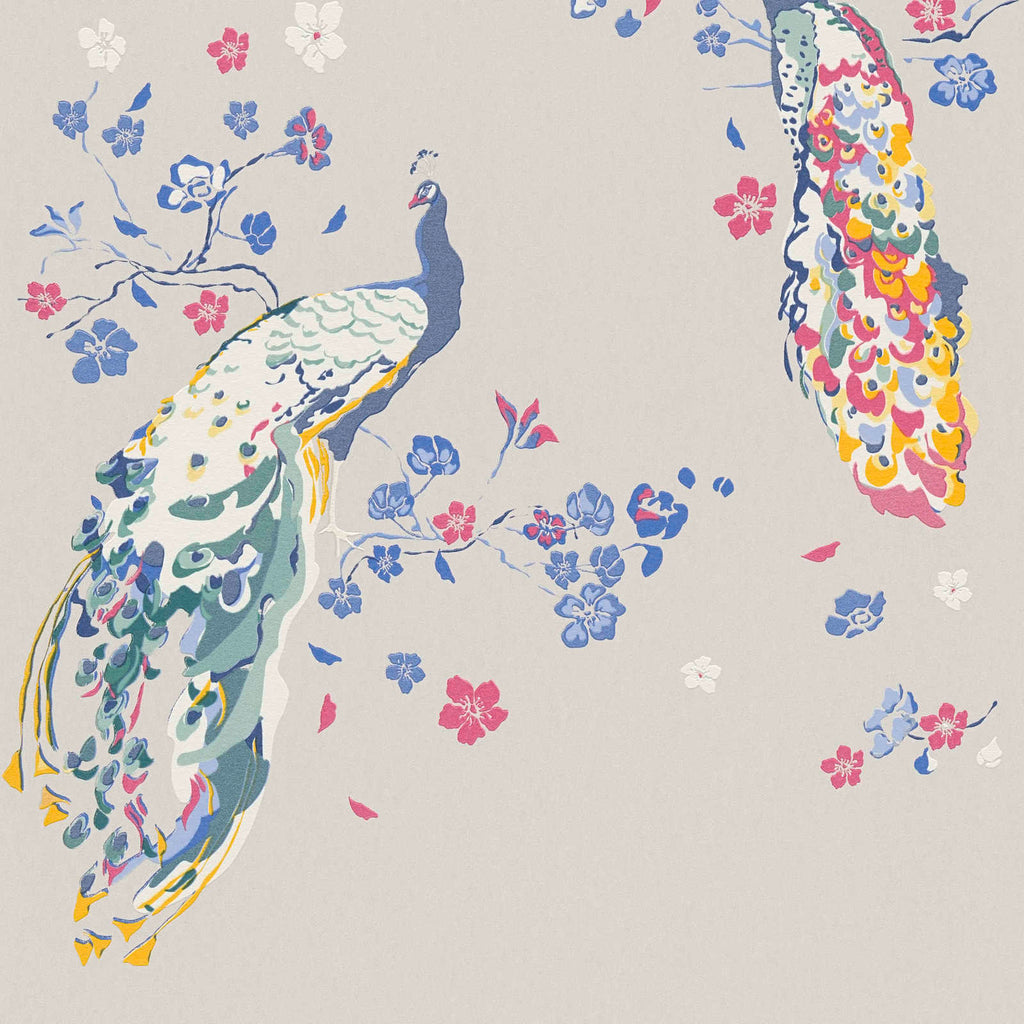 Dekoratīvas tapetes ar pāviem un reljefu virsmu - viesistabas interjerā