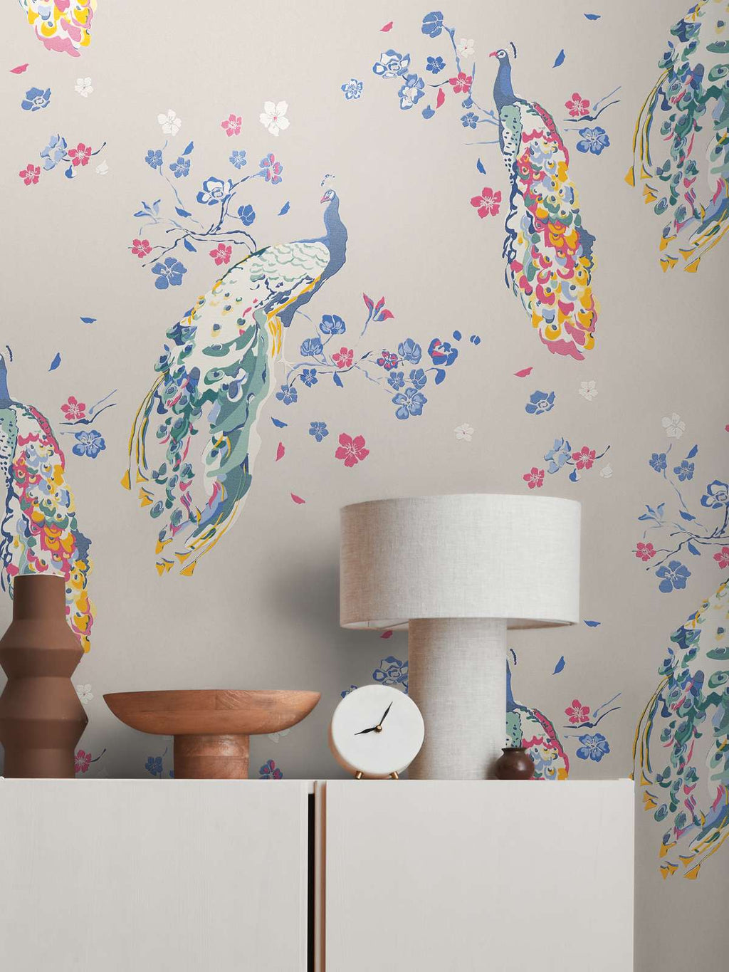 Dekoratīvas tapetes ar pāviem un reljefu virsmu - istabas interjerā