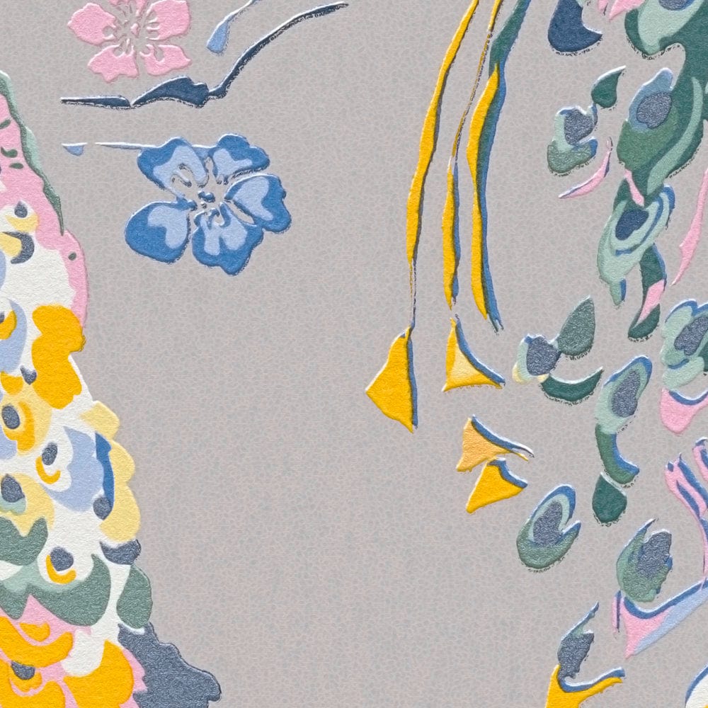 Pelēkas tapetes ar pāviem un smalku spīdumu - idejas interjerām