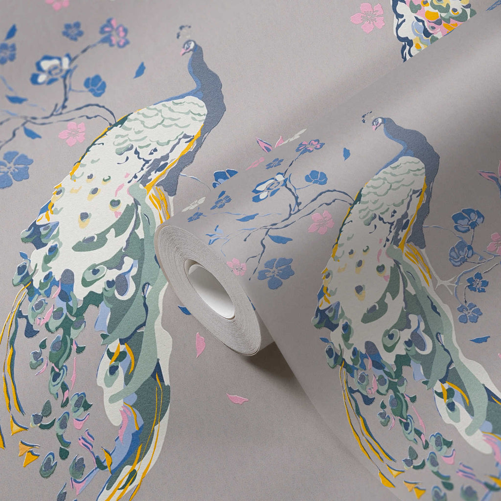 Pelēkas tapetes ar pāviem un smalku spīdumu - kombinācija ar mebelēm