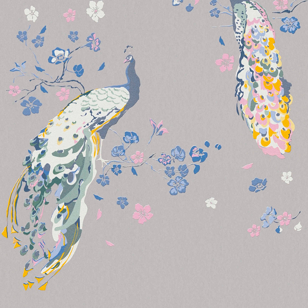 Pelēkas tapetes ar pāviem un smalku spīdumu - viesistabas interjerā
