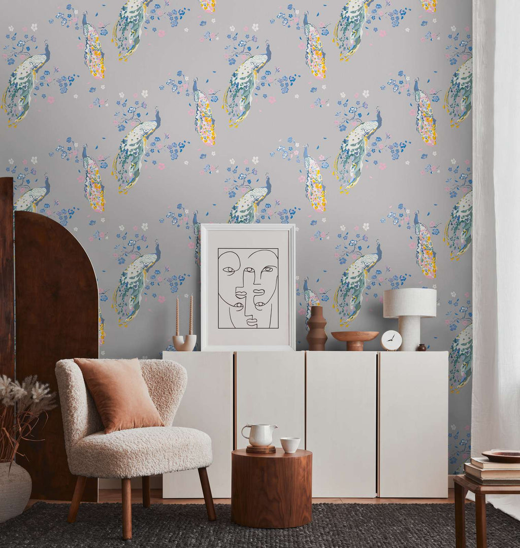 Pelēkas tapetes ar pāviem un smalku spīdumu - guļamistabas interjerā