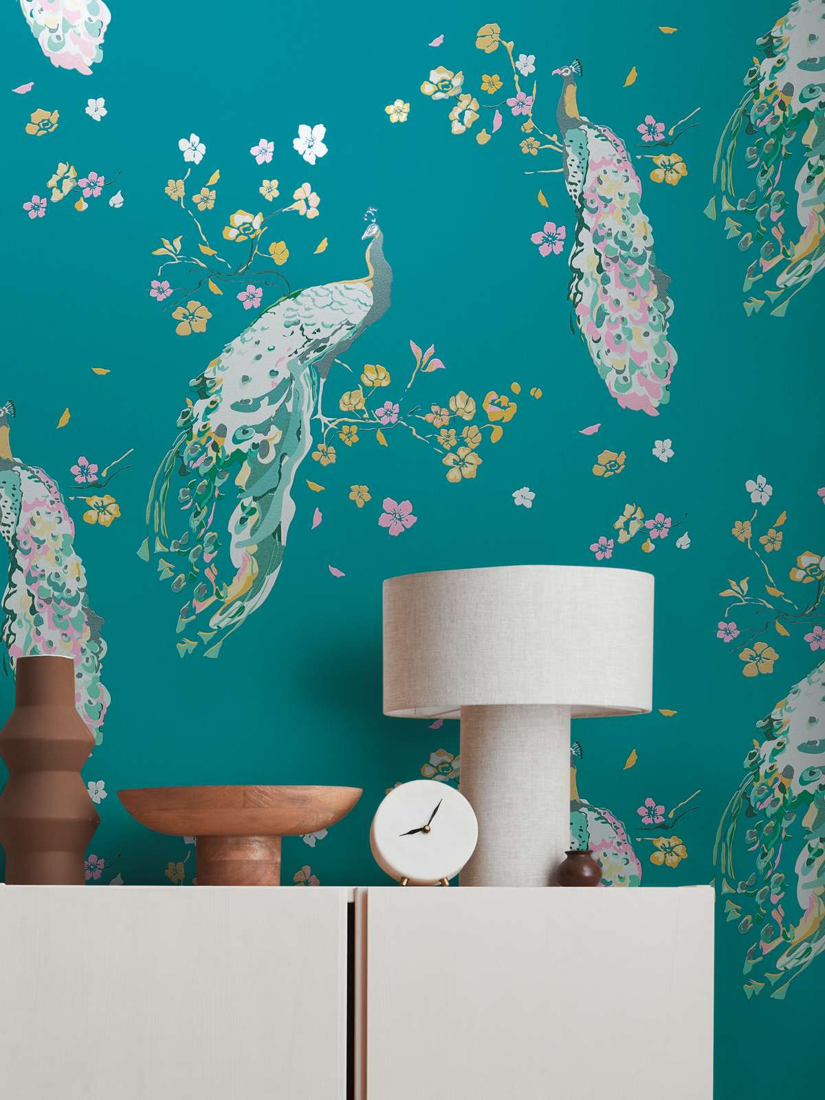 Tirkīza tapetes ar pāviem un smalku tekstūru - viesistabas interjerā
