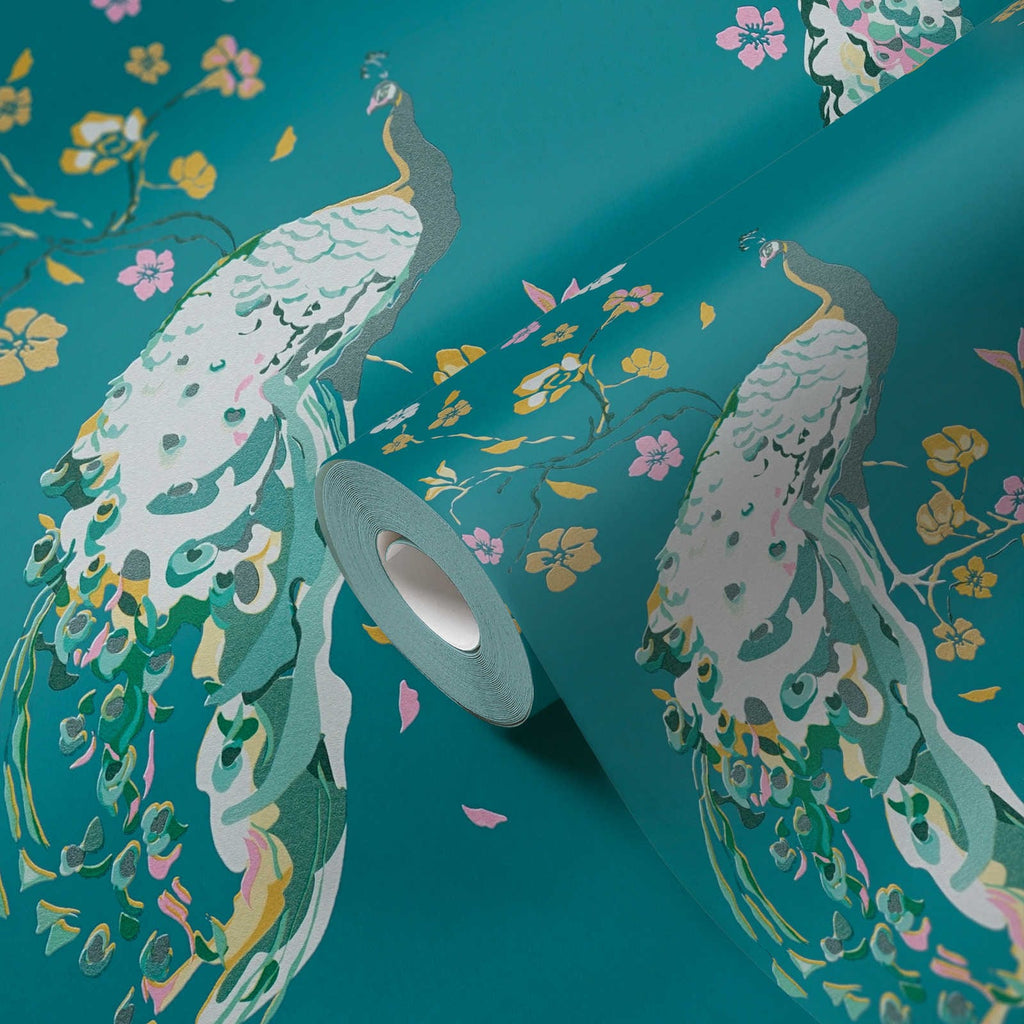 Tirkīza tapetes ar pāviem un smalku tekstūru - vizualizācija interjerā