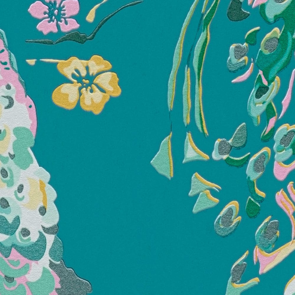 Tirkīza tapetes ar pāviem un smalku tekstūru - istabas interjerā