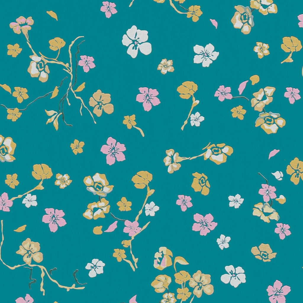 Tirkīza tapetes ar pāviem un smalku tekstūru - kombinācija ar mebelēm