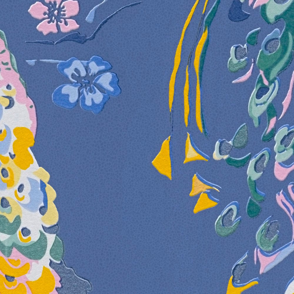 Zilas strukturētas tapetes ar pāviem un spīduma efektu - kombinācija ar mebelēm