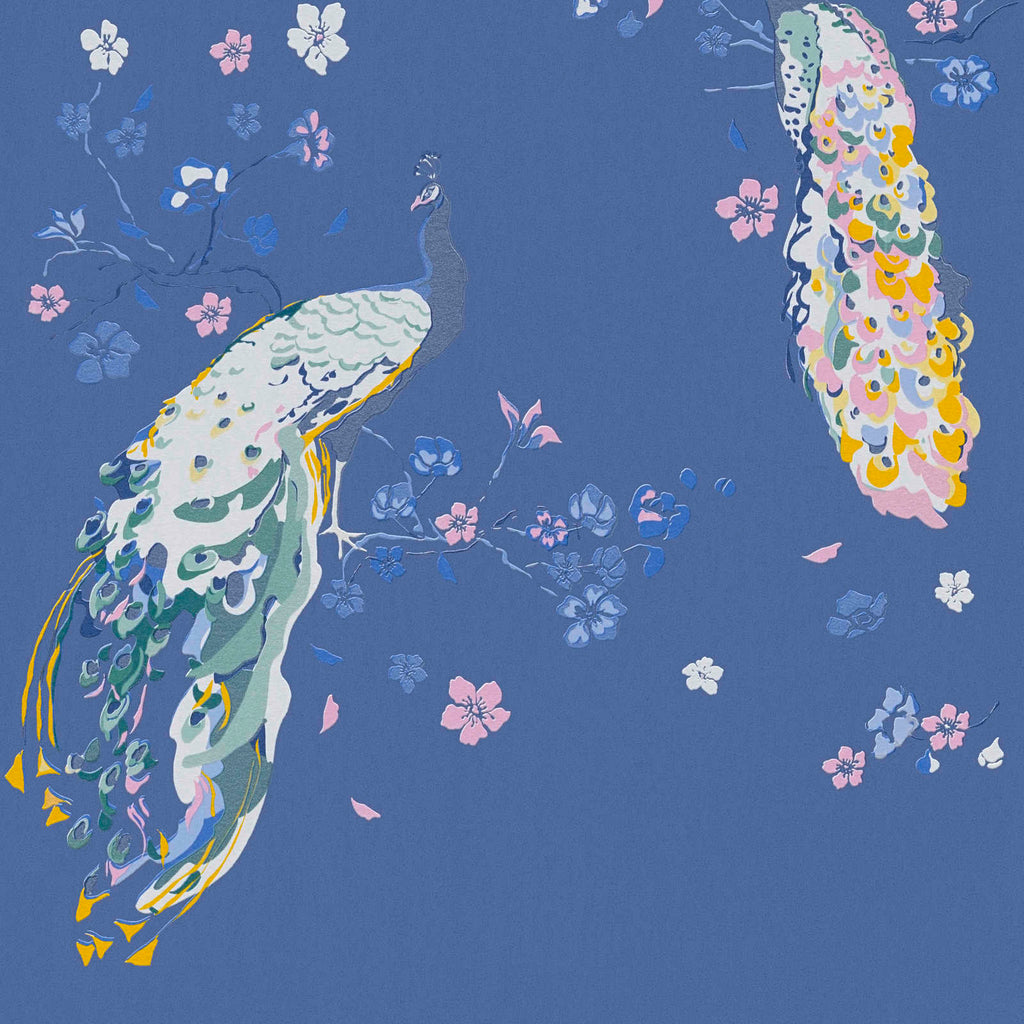 Zilas strukturētas tapetes ar pāviem un spīduma efektu - viesistabas interjerā