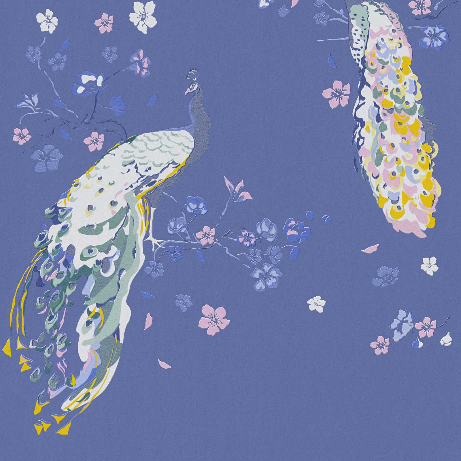 Zilas strukturētas tapetes ar pāviem un spīduma efektu - viesistabas interjerā