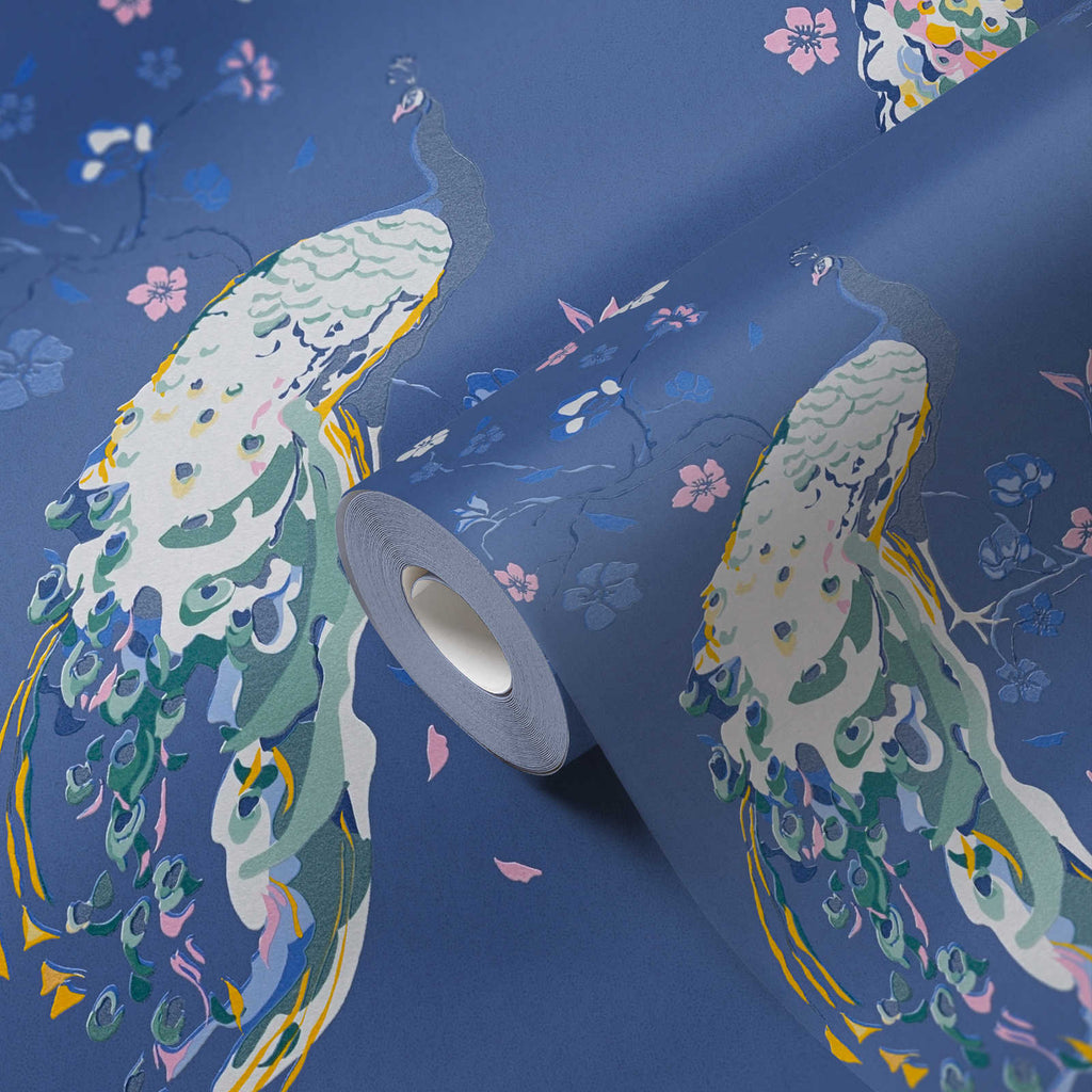 Zilas strukturētas tapetes ar pāviem un spīduma efektu - vizualizācija interjerā