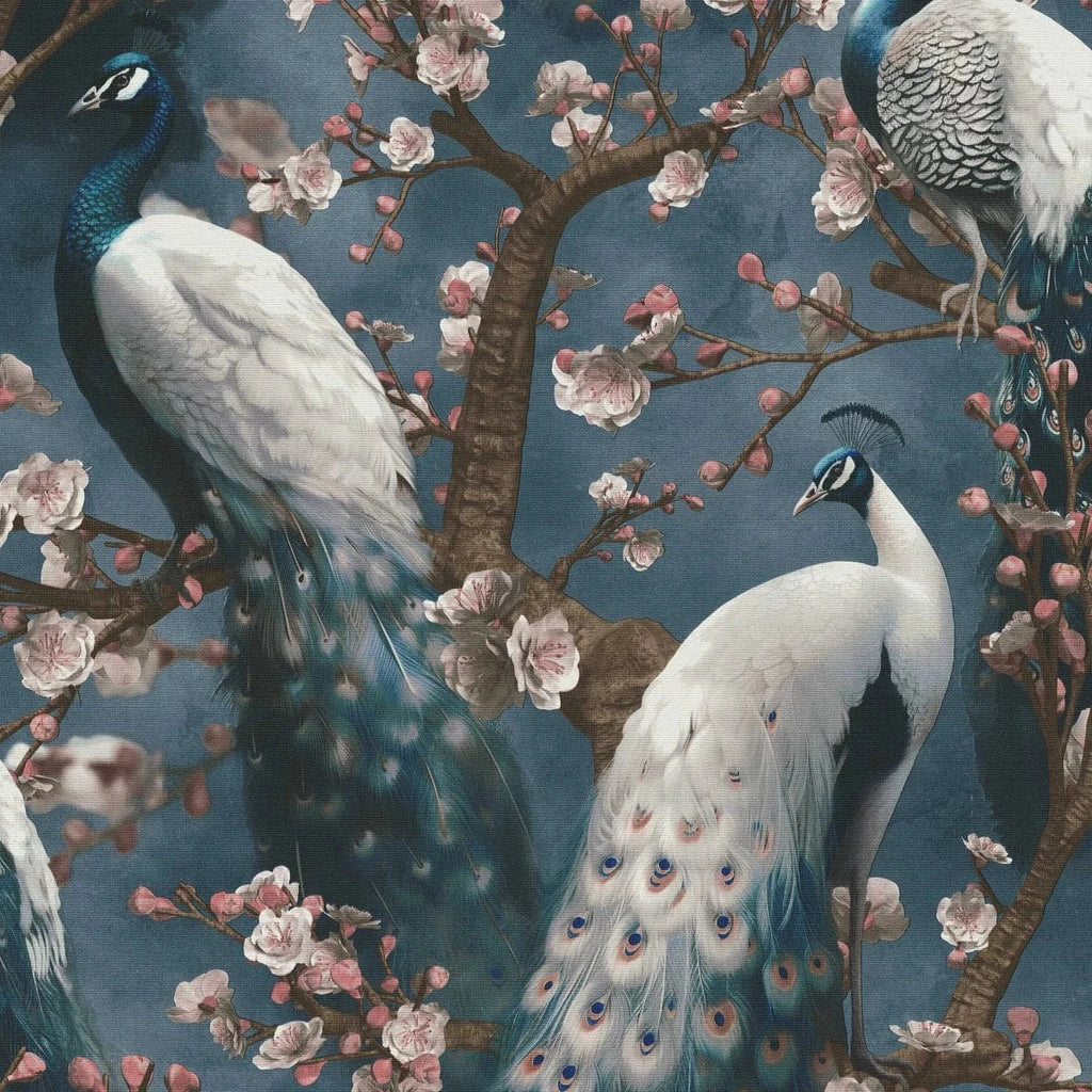 Zilas tapetes ar pāviem un tekstila faktūru interjerā – Erismann kolekcija  