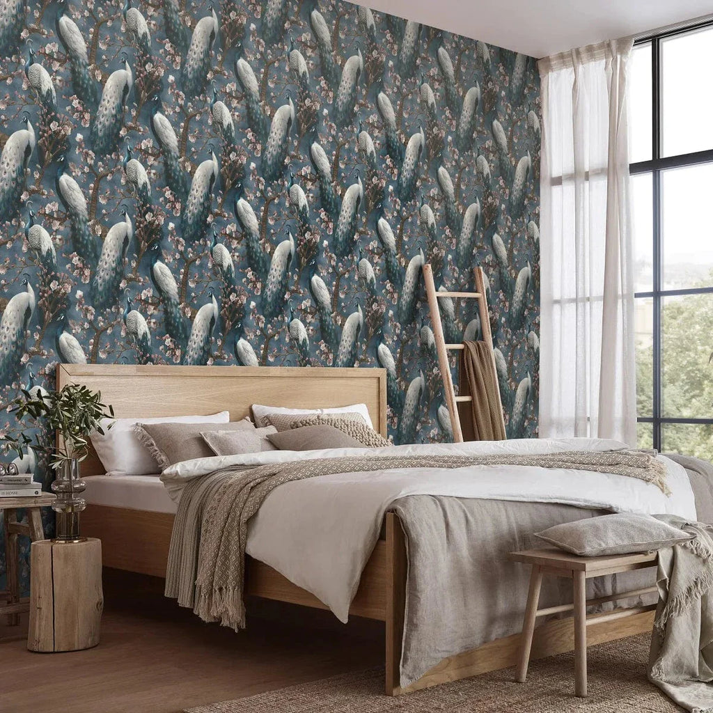 Zilas tapetes ar pāviem un tekstila faktūru interjerā – Erismann kolekcija  