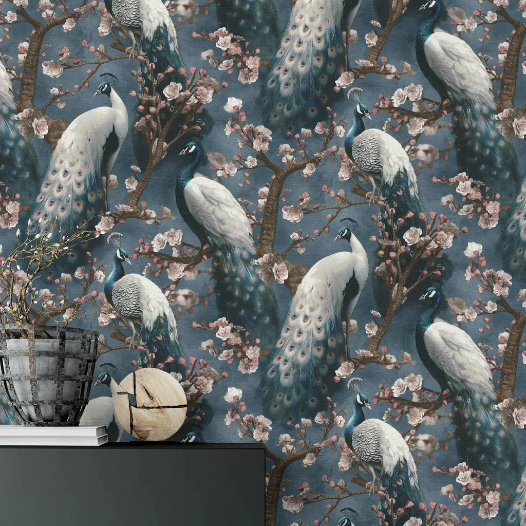 Zilas tapetes ar pāviem un tekstila faktūru interjerā – Erismann kolekcija  