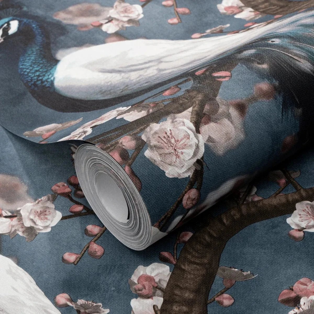 Zilas tapetes ar pāviem un tekstila faktūru interjerā – Erismann kolekcija  