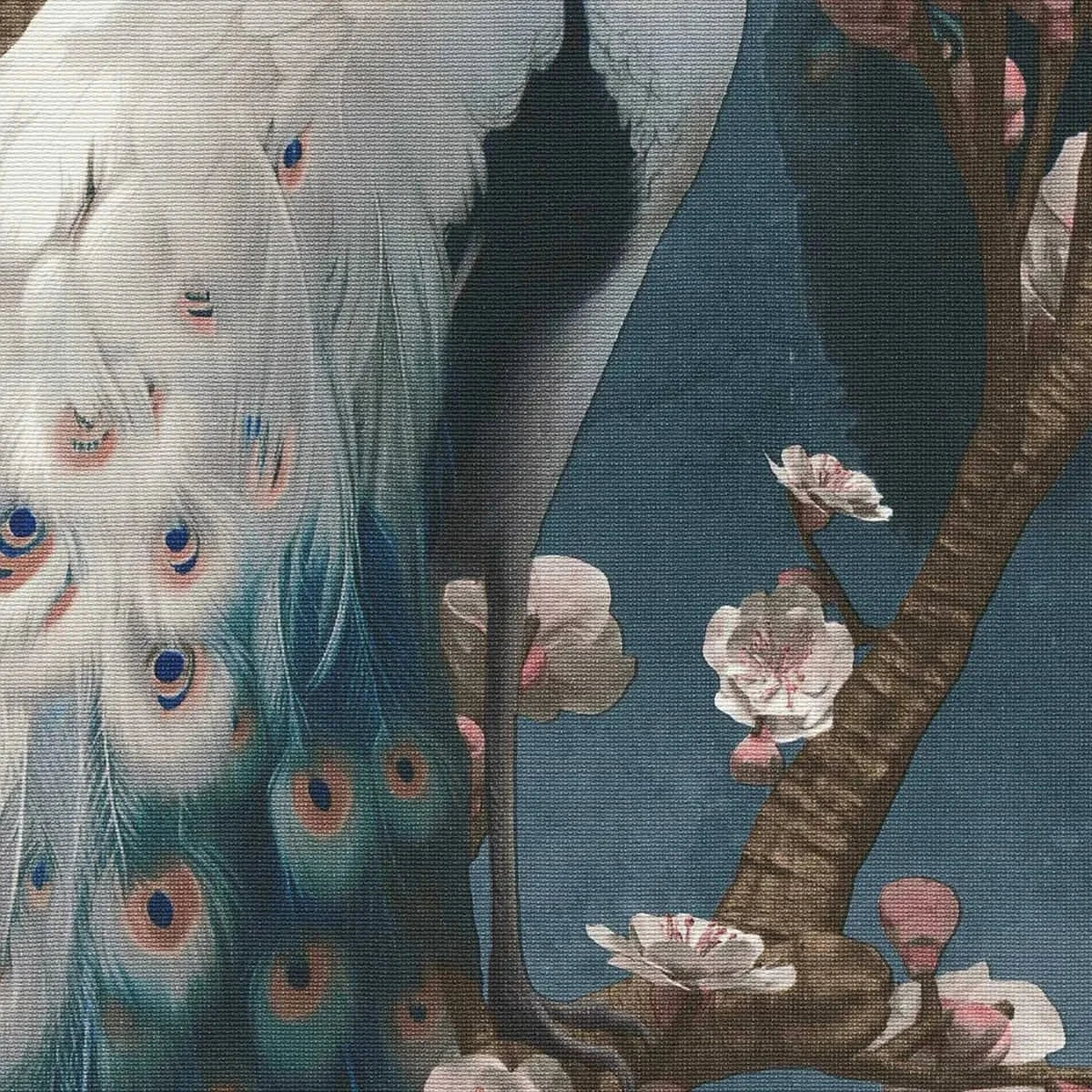 Zilas tapetes ar pāviem un tekstila faktūru interjerā – Erismann kolekcija  