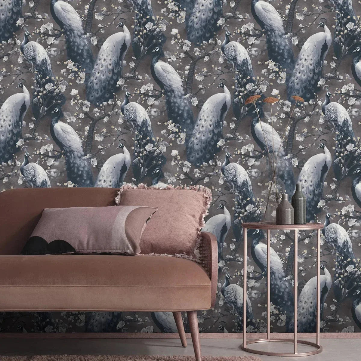 Vintage stila tapetes ar pāviem uz brūna fona interjerā – Erismann dizains  