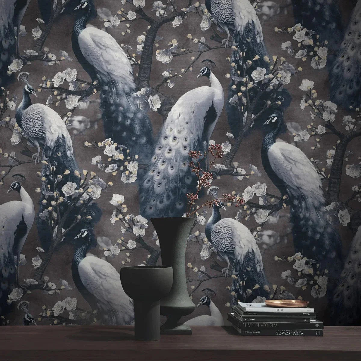 Vintage stila tapetes ar pāviem uz brūna fona interjerā – Erismann dizains  