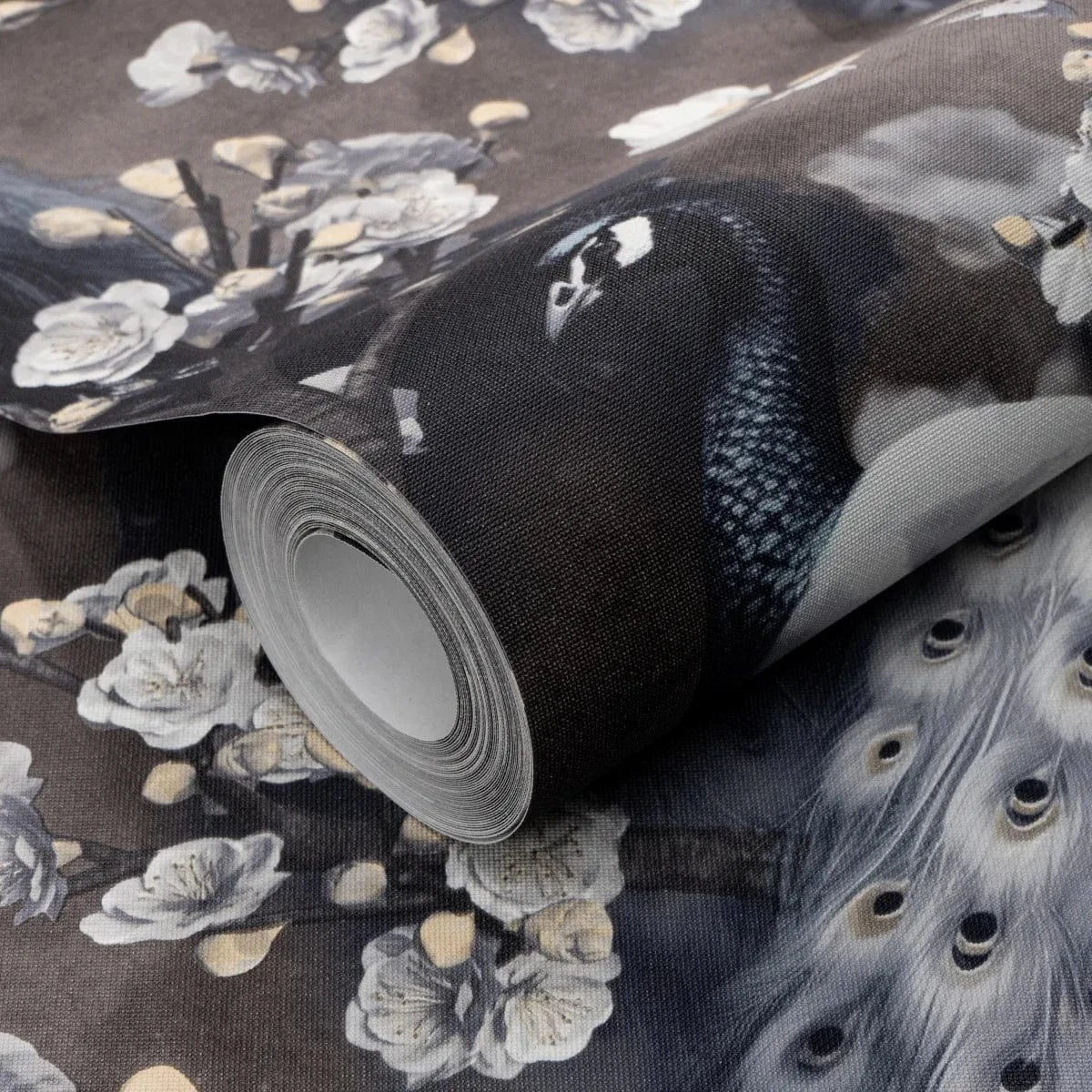 Vintage stila tapetes ar pāviem uz brūna fona interjerā – Erismann dizains  