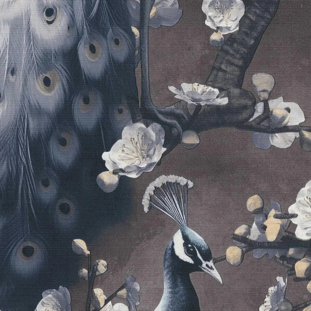 Vintage stila tapetes ar pāviem uz brūna fona interjerā – Erismann dizains  