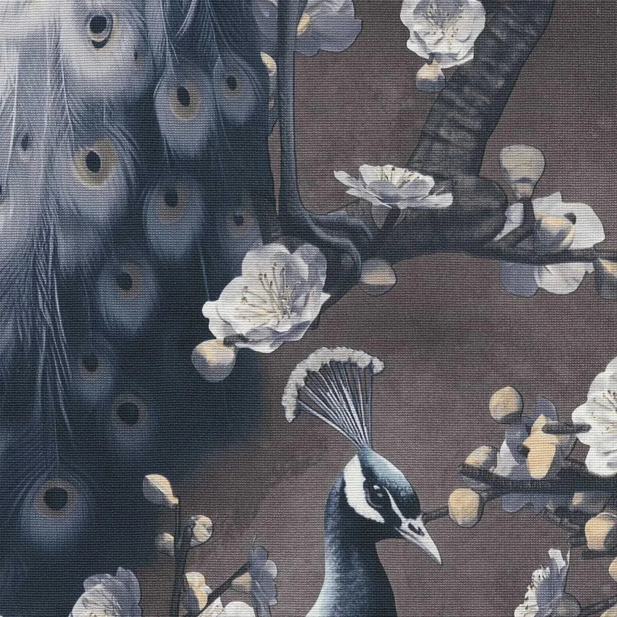 Vintage stila tapetes ar pāviem uz brūna fona interjerā – Erismann dizains  