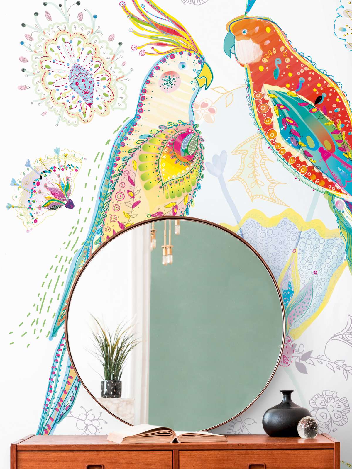 Tapetes ar pāvu un ziediem uz balta fona — dekoratīvs panelis - guļamistabas interjerā