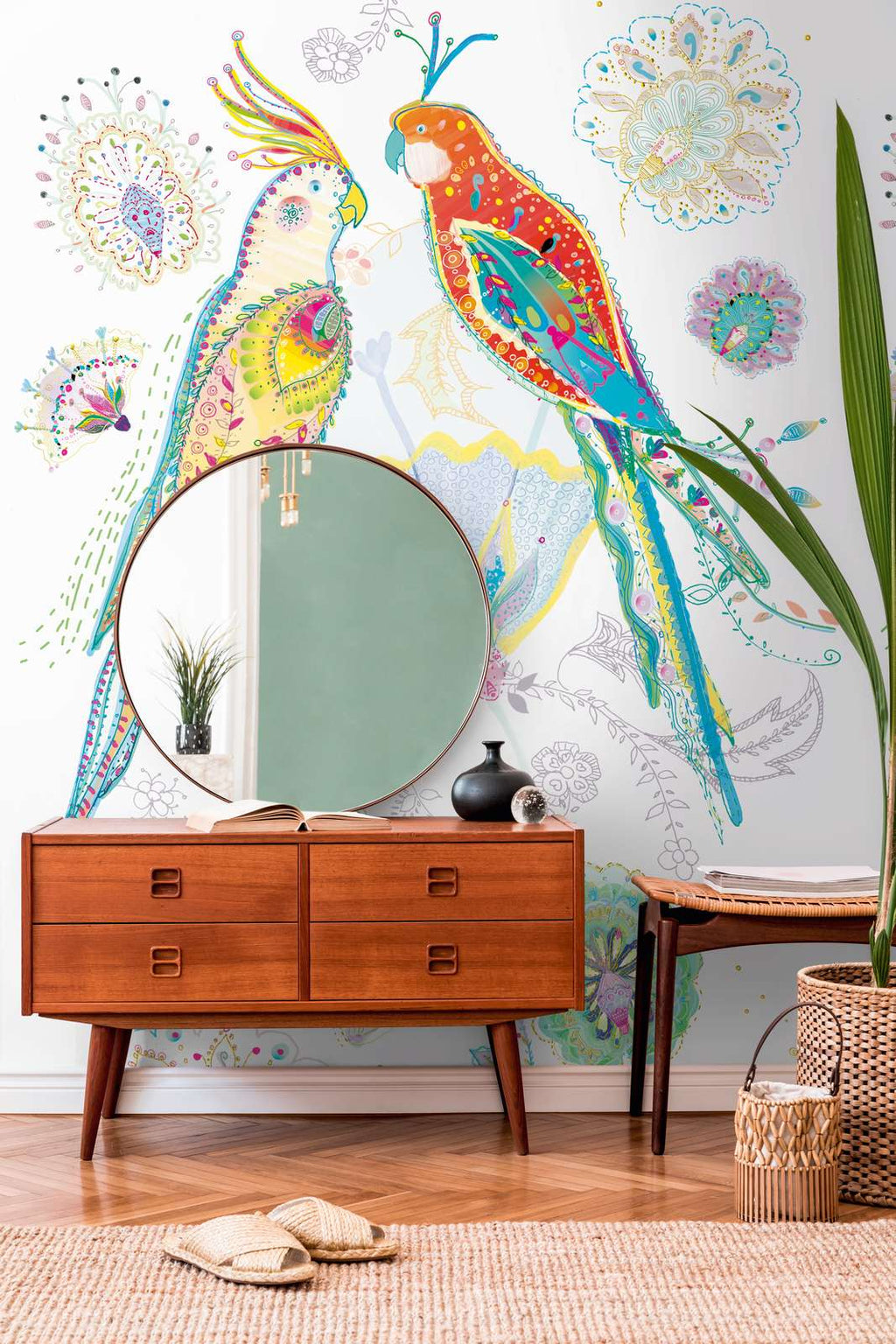 Tapetes ar pāvu un ziediem uz balta fona — dekoratīvs panelis - viesistabas interjerā