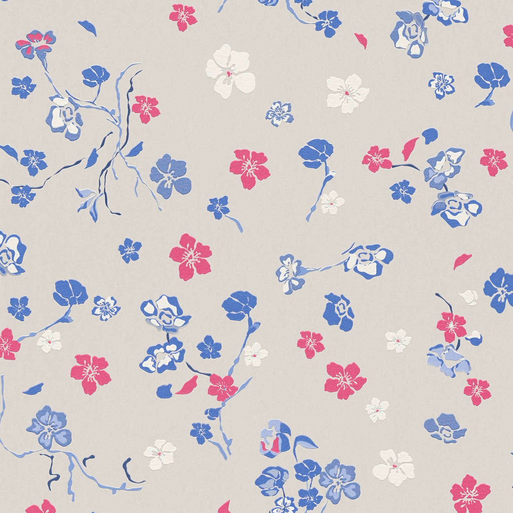 Tapetes ar ziedu rakstu uz gaiša neitrāla fona - viesistabas interjerā