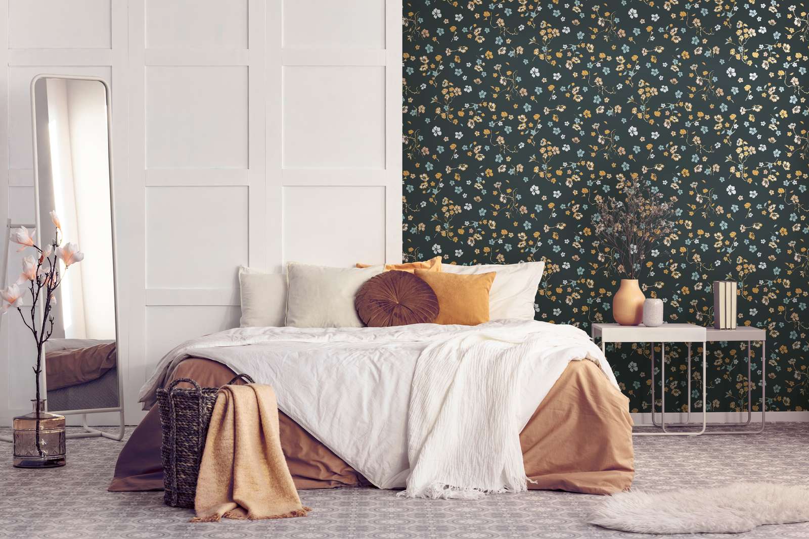 Melna fona tapetes ar smalku ziedu motīvu - istabas interjerā