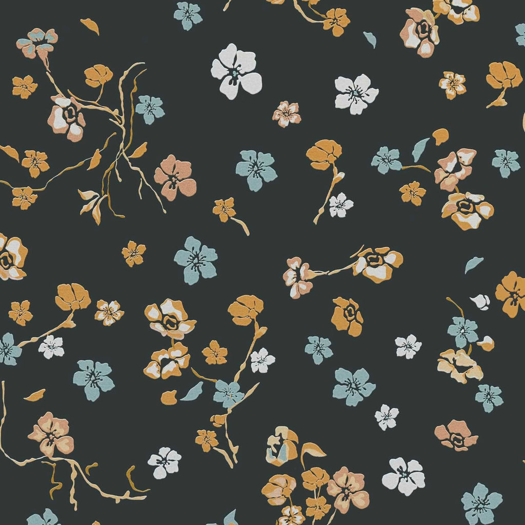 Melna fona tapetes ar smalku ziedu motīvu - viesistabas interjerā