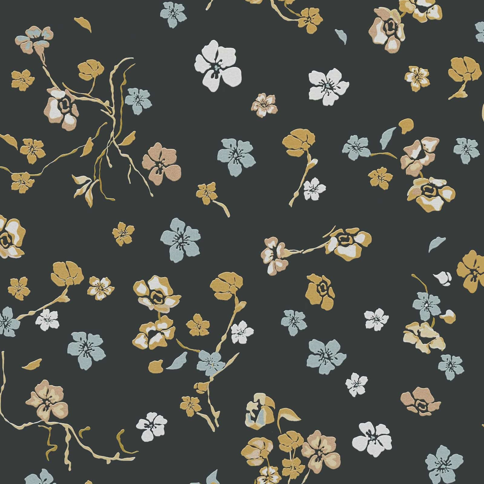 Melna fona tapetes ar smalku ziedu motīvu - viesistabas interjerā