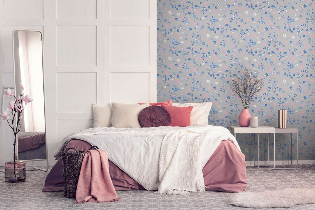 Tapetes ar smalkiem ziediem uz pelēkā fona - idejas interjerām