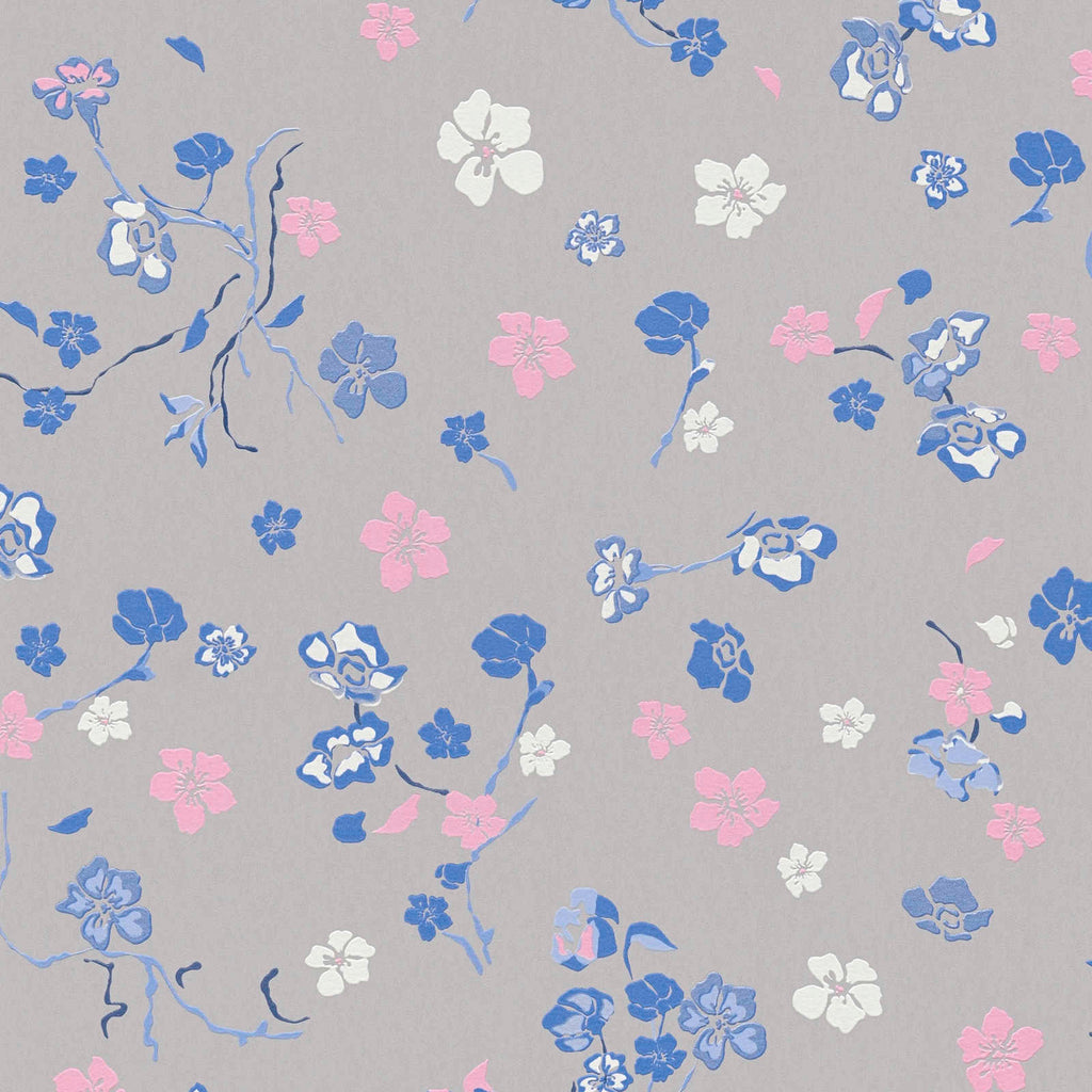 Tapetes ar smalkiem ziediem uz pelēkā fona - viesistabas interjerā