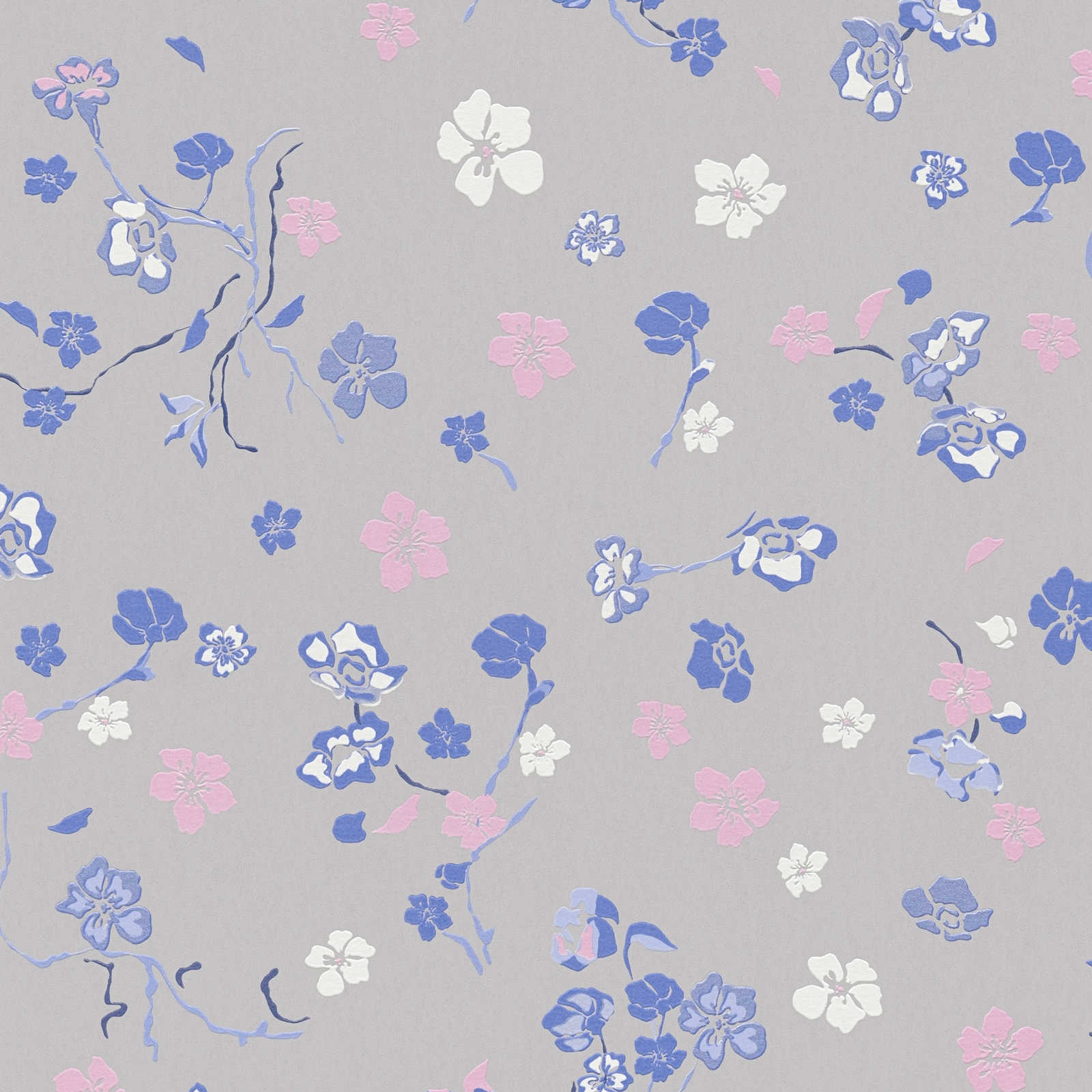 Tapetes ar smalkiem ziediem uz pelēkā fona - viesistabas interjerā