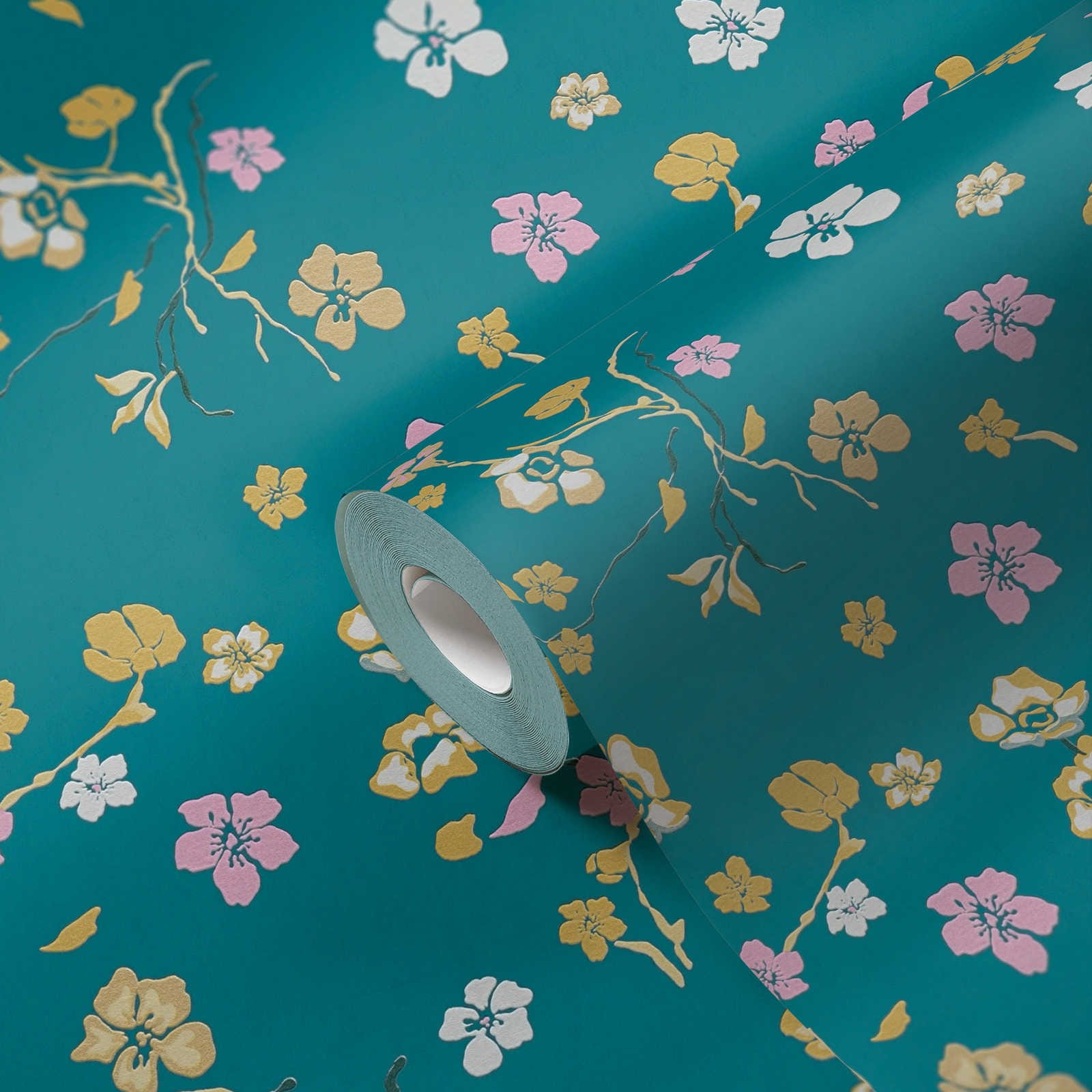 Tapetes ar smalkiem ziediem uz tirkīza fona - kombinācija ar mebelēm