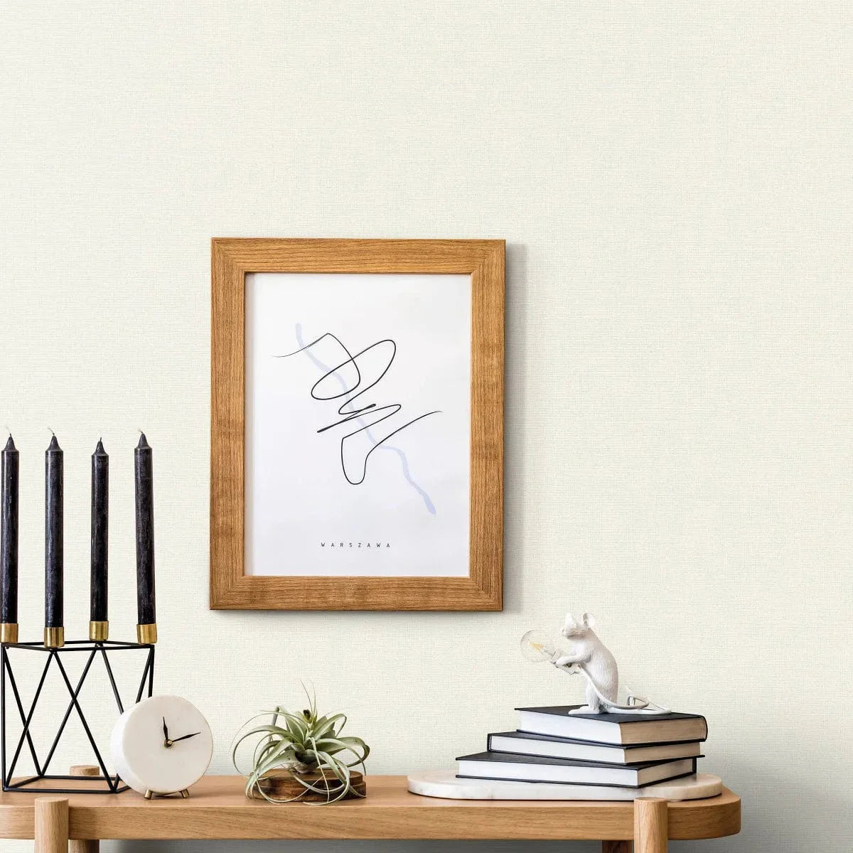 Baltas matētas tapetes ar auduma faktūru – skandināvisks stils modernā interjerā  