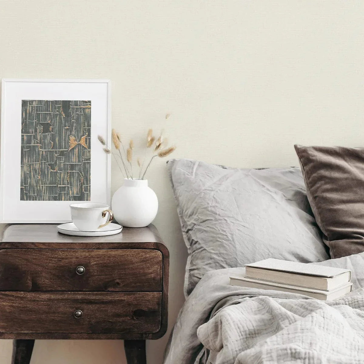 Baltas matētas tapetes ar auduma faktūru – skandināvisks stils modernā interjerā  