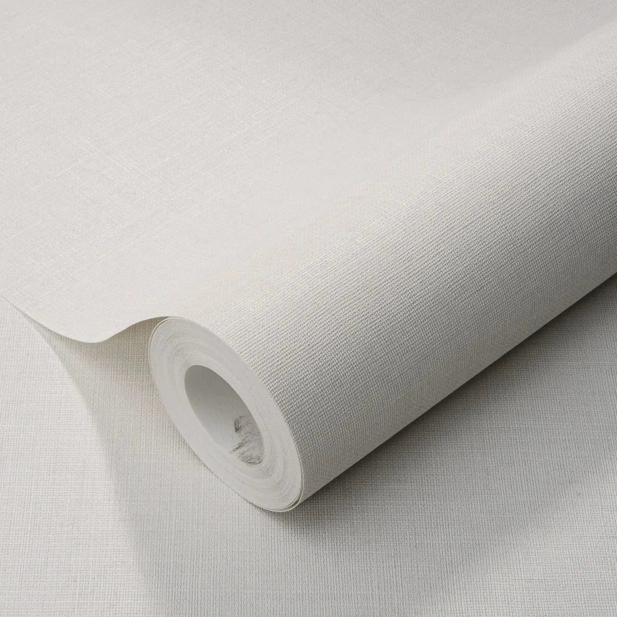 Baltas matētas tapetes ar auduma faktūru – skandināvisks stils modernā interjerā  