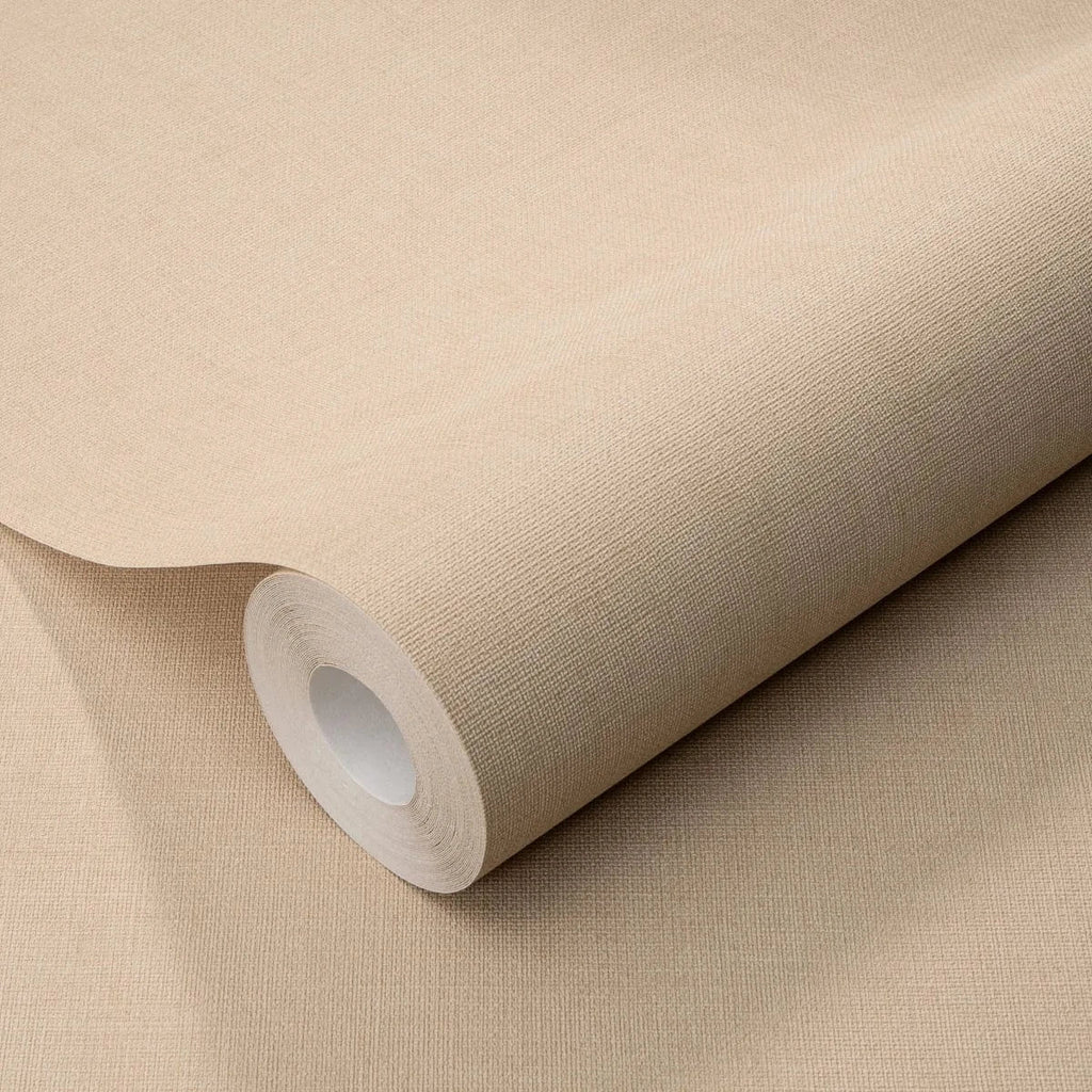 Bēšas matētas tapetes ar auduma tekstūru – mājīguma sajūta sienu dizainā  