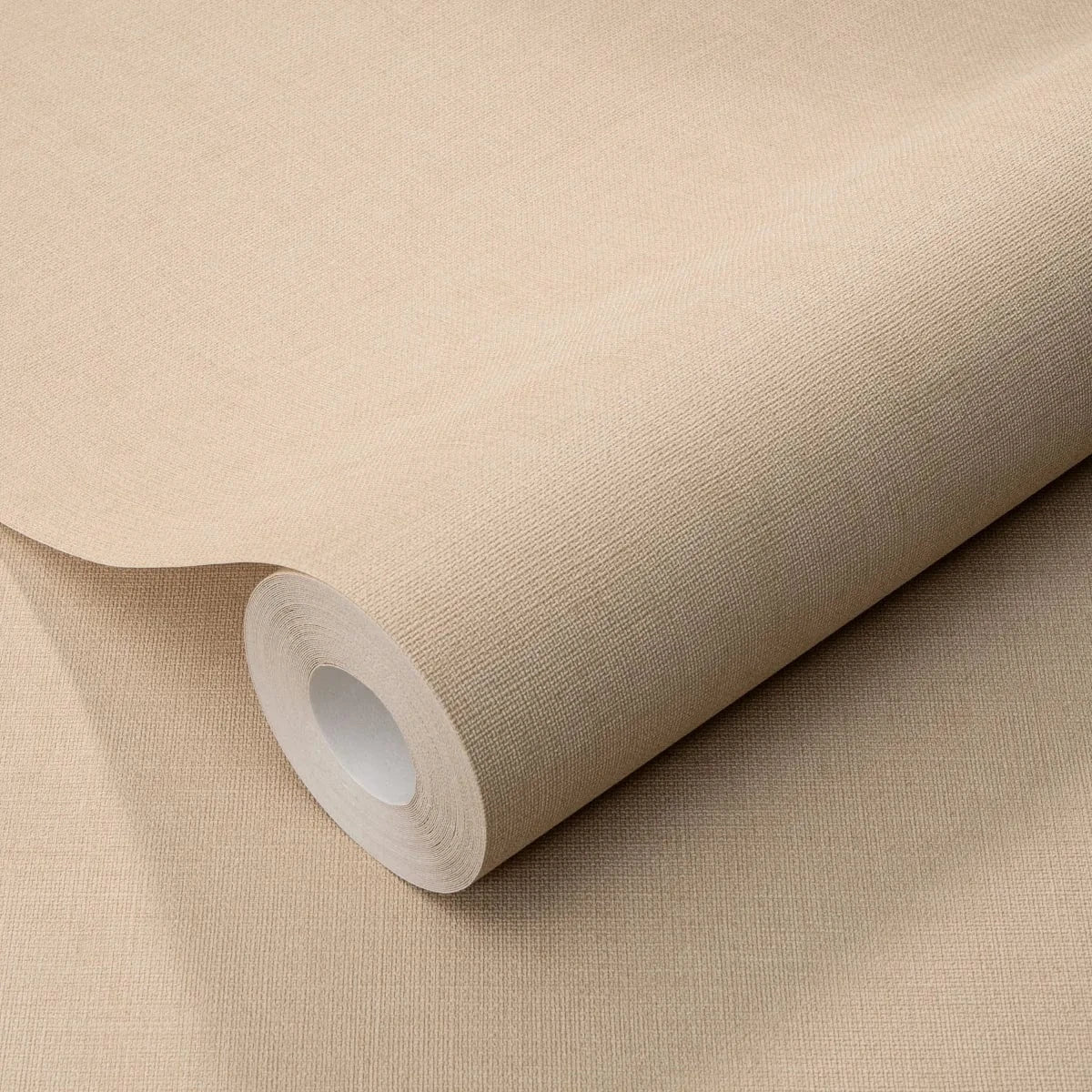 Bēšas matētas tapetes ar auduma tekstūru – mājīguma sajūta sienu dizainā  