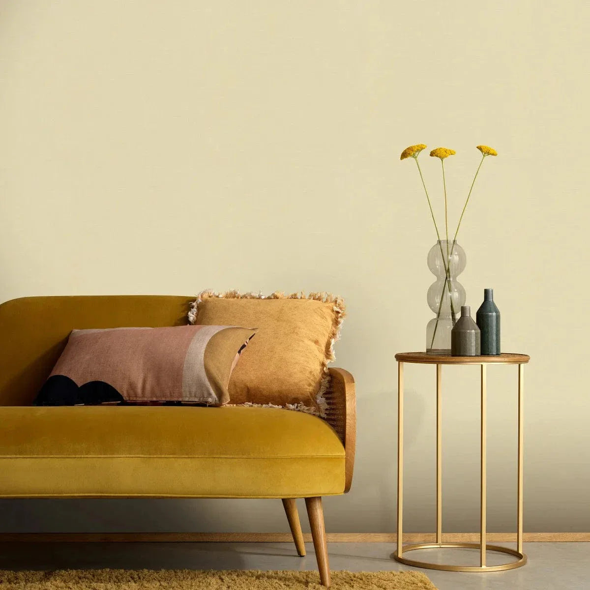 Bēšas matētas tapetes ar auduma tekstūru – mājīguma sajūta sienu dizainā  