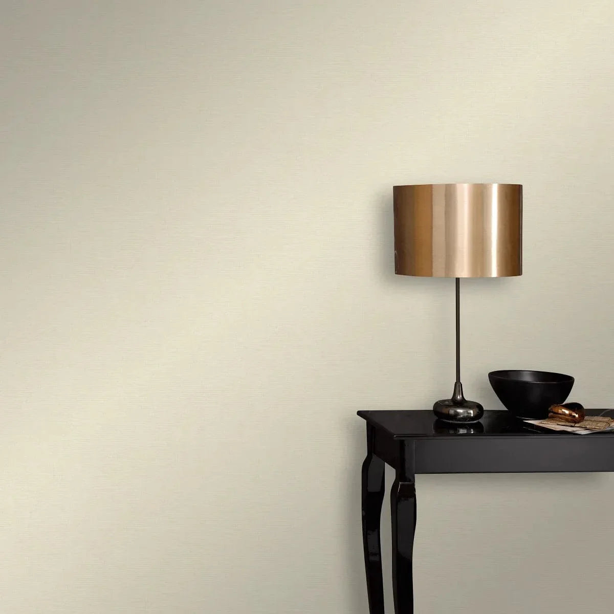 Bēšas toņu tapetes ar auduma tekstūru – silts un harmonisks interjera risinājums  