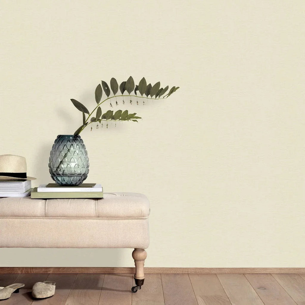 Bēšas toņu tapetes ar auduma tekstūru – silts un harmonisks interjera risinājums  