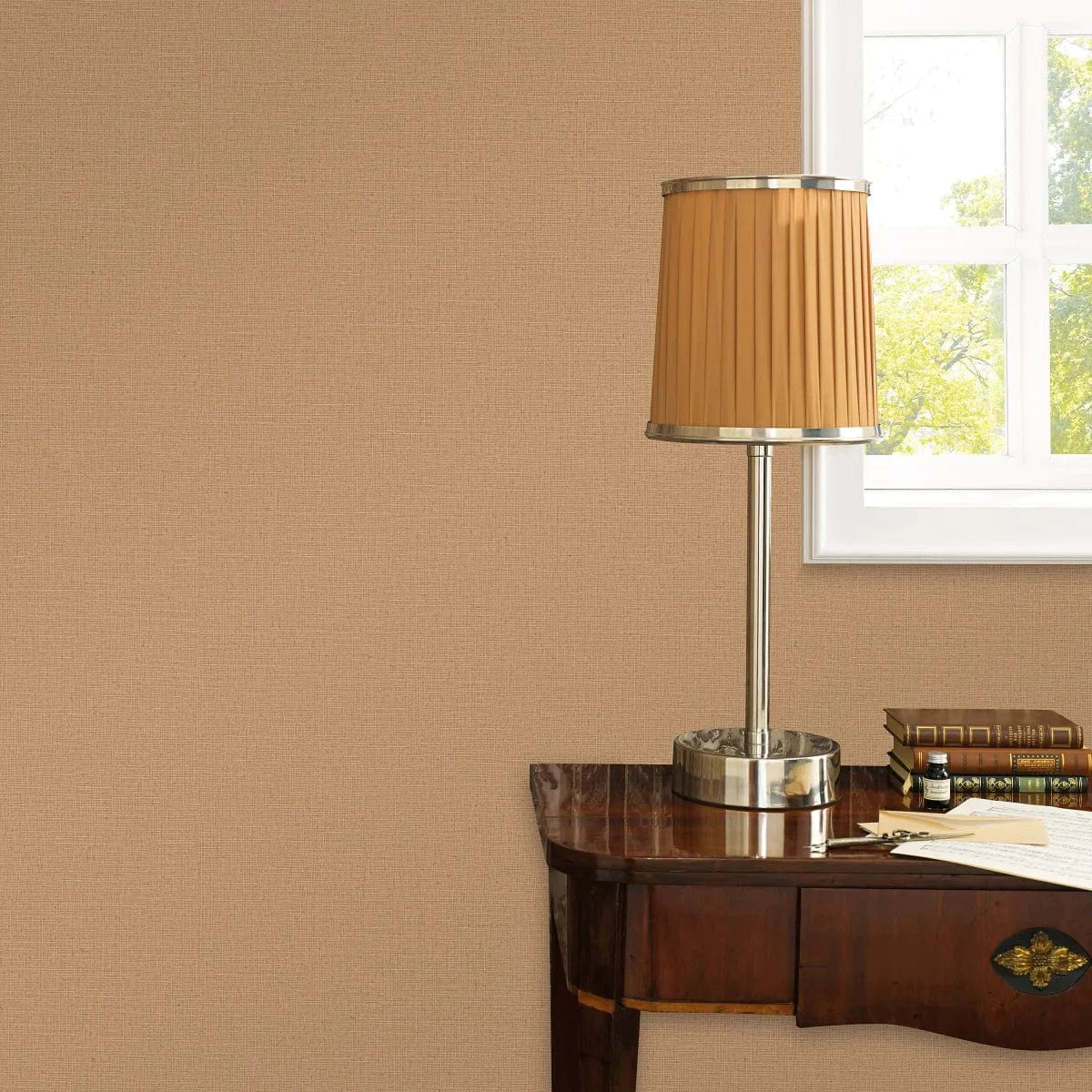 Brūnas tapetes ar smalku auduma tekstūru – matētas sienas dabiskai videi  