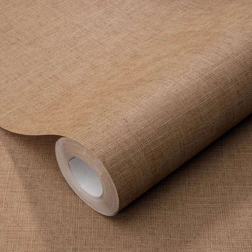 Brūnas tapetes ar smalku auduma tekstūru – matētas sienas dabiskai videi  