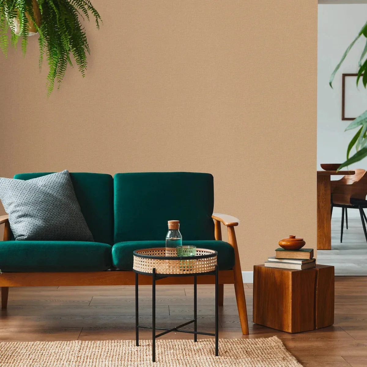 Brūnas tapetes ar smalku auduma tekstūru – matētas sienas dabiskai videi  