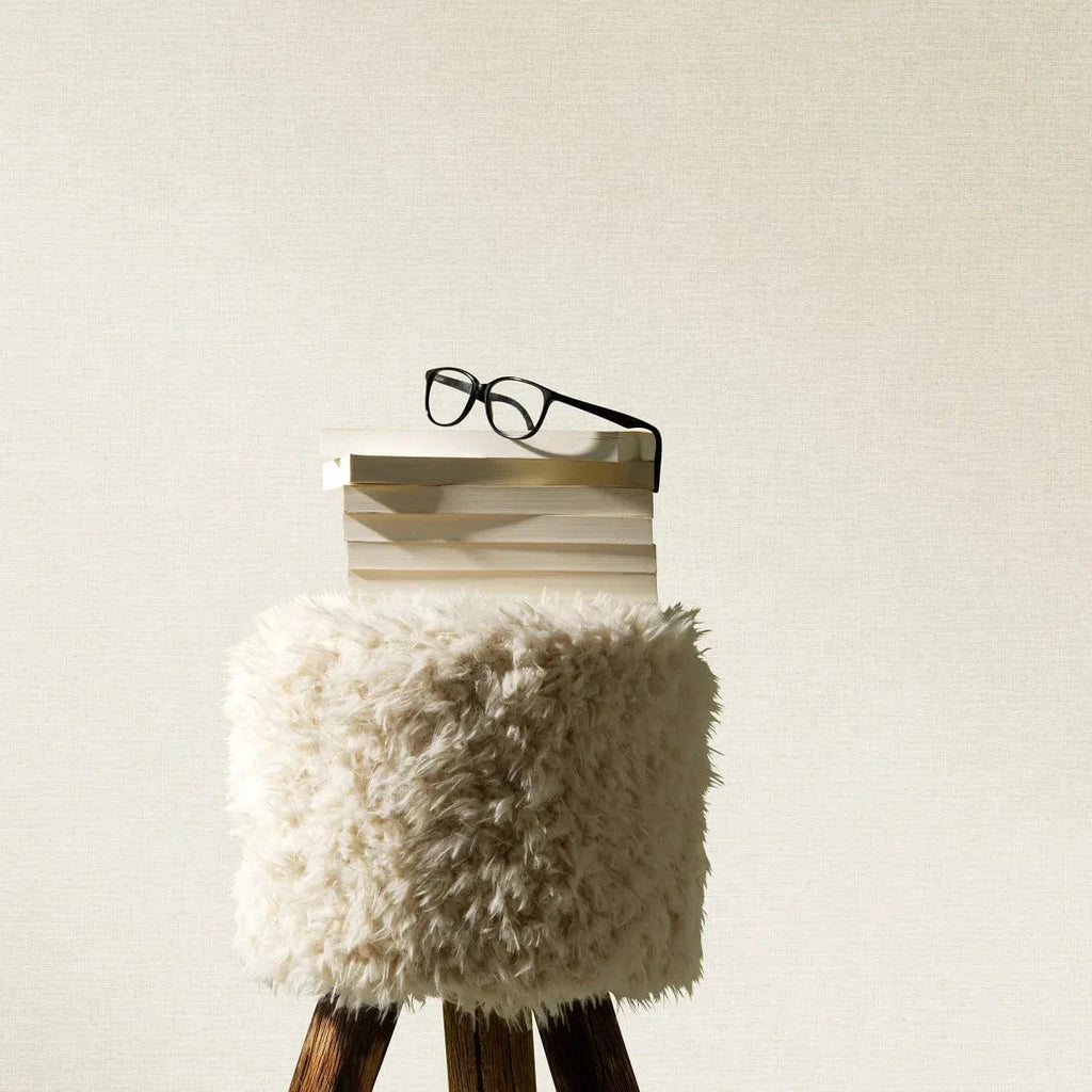 Gaišu toņu tapetes ar auduma faktūru – gaisīgs un viegls telpas dizains  