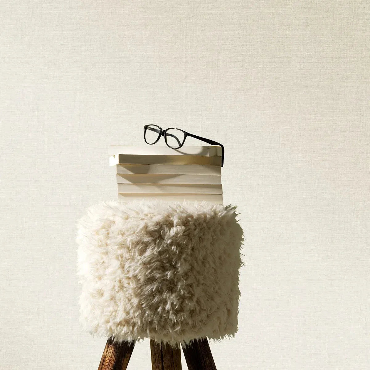 Gaišu toņu tapetes ar auduma faktūru – gaisīgs un viegls telpas dizains  