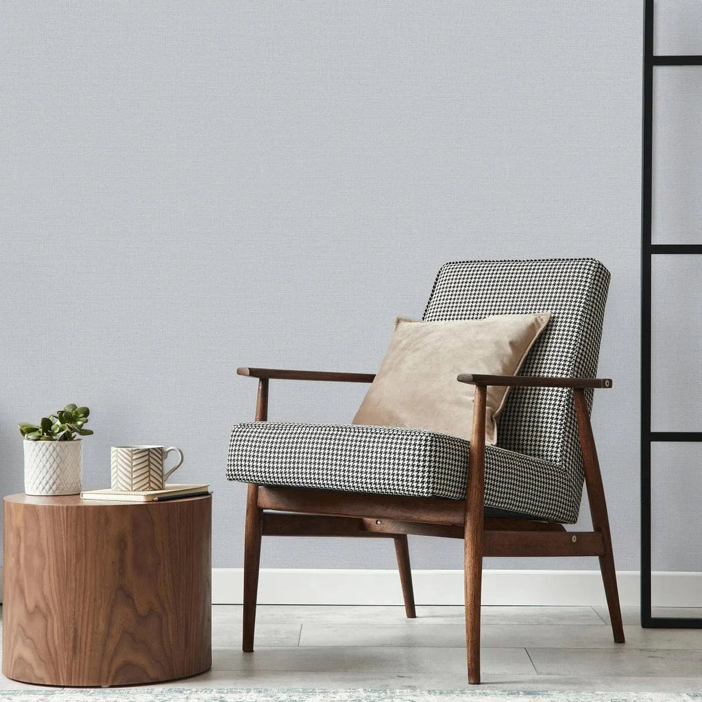 Pelēkas matētas tapetes ar auduma tekstūru – mūsdienīgs risinājums sienām  