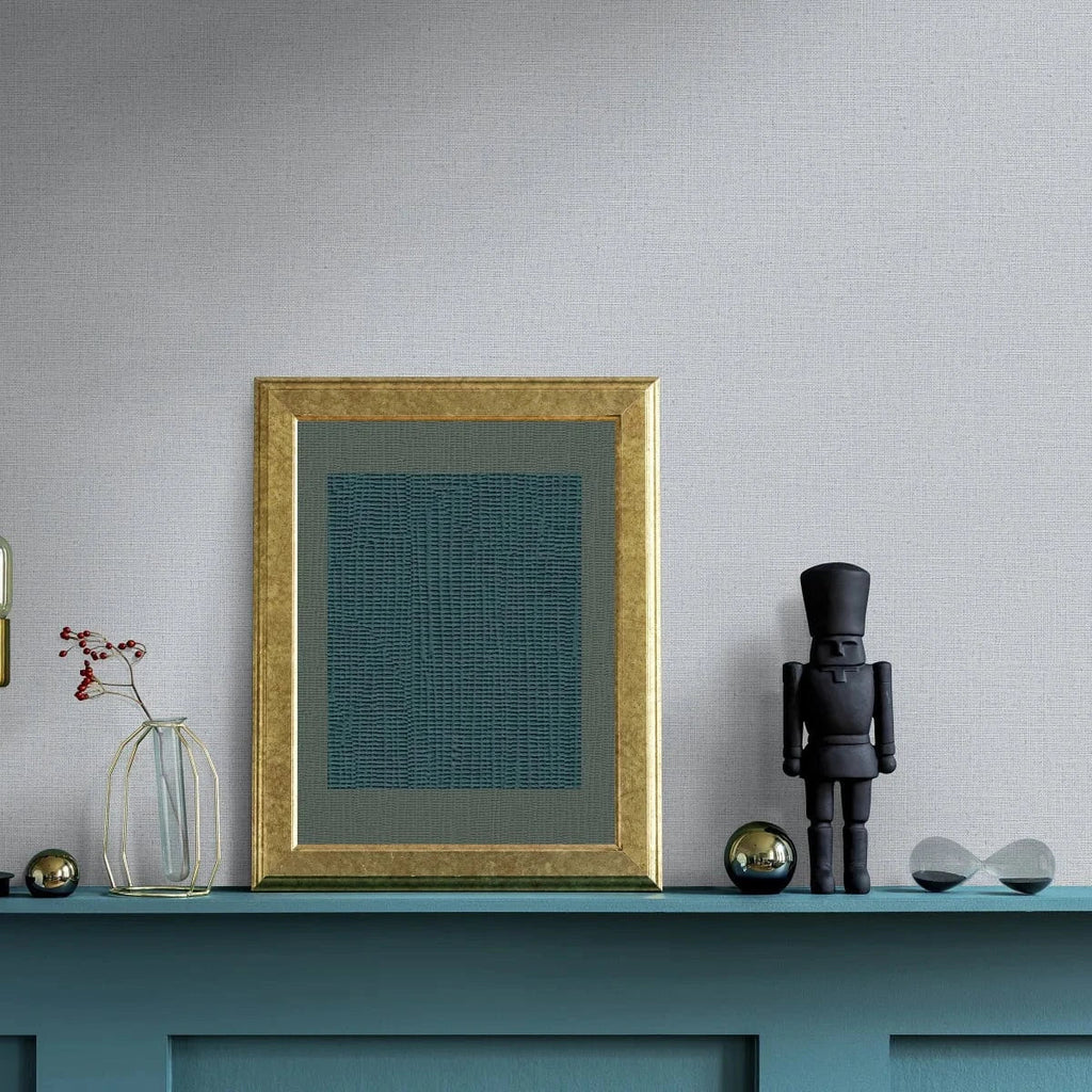 Pelēkas matētas tapetes ar auduma tekstūru – mūsdienīgs risinājums sienām  