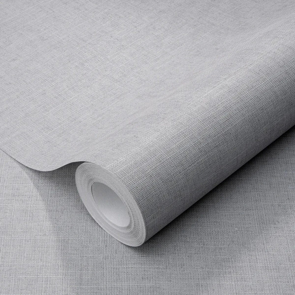 Pelēkas matētas tapetes ar auduma tekstūru – mūsdienīgs risinājums sienām  